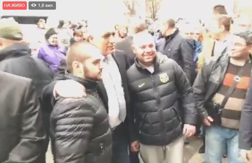 Ексклузивно в БЛИЦ! Бойко успокоява разярила се тълпа в Благоевград (СНИМКИ/ВИДЕО)