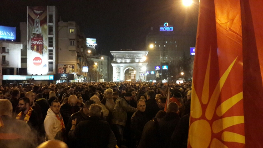 Започна се! Привърженици на ВМРО-ДПМНЕ обградиха сградата на правителството в Скопие (СНИМКИ/ВИДЕО)