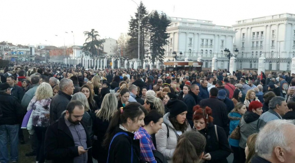 Започна се! Привърженици на ВМРО-ДПМНЕ обградиха сградата на правителството в Скопие (СНИМКИ/ВИДЕО)
