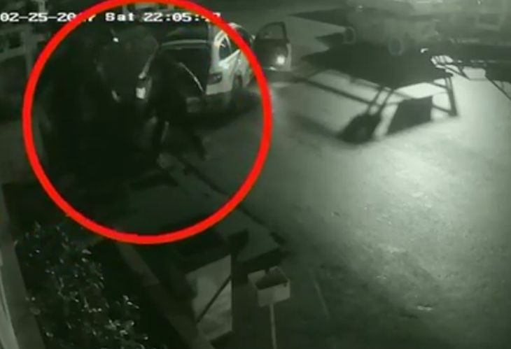 Зрелищно ВИДЕО как въоръжените апаши отмъкват и разбиват с чук голяма каса за 3 минути в София 