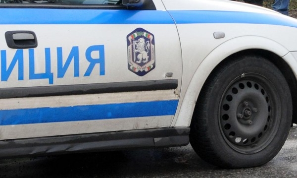 Първо в БЛИЦ! Подивели наркомани преследват ученици и директорка с нож 