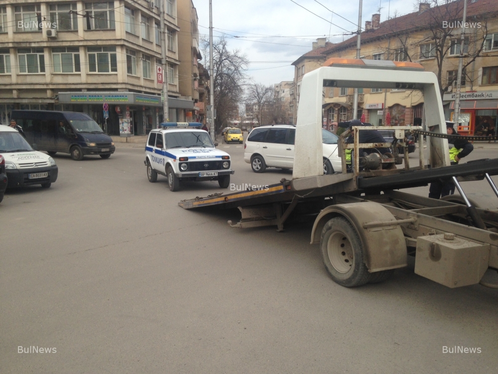 Полицейска кола аварира на възлово кръстовище във Враца (СНИМКА)