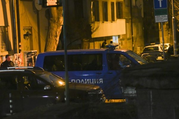 Първи СНИМКИ и подробности от кошмарния взрив тази нощ до НДК! Атакуван е офис на бивш висш служител на МВР?