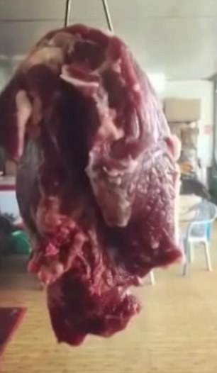 Зомбитата идват! Парче месо оживя в магазин пред очите на клиентите (ВИДЕО)