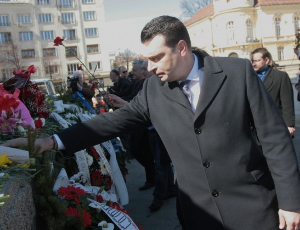 10-метров трибагреник поведе шествието на социалистите в София