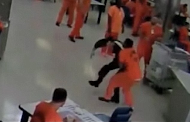 Шокиращ момент! Затворник се опитва да удуши надзирател с хавлия (ВИДЕО)