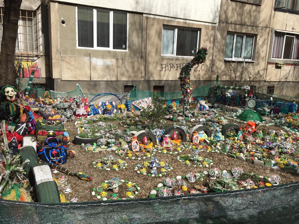 Красиво или грозно?! Цял Фейсбук спори за тази "градинка" в София (СНИМКА)