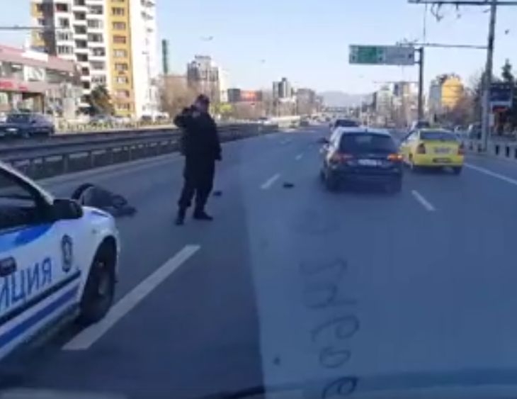 Безумец тръгна да пресича столичното "Цариградско шосе" и ... (ВИДЕО 18+)