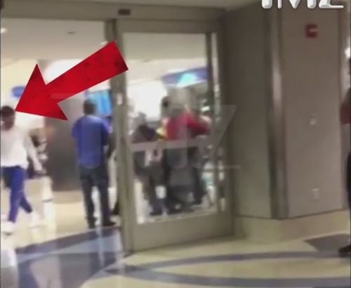 Луи от “One Direction” цапардоса по главата папарак, арестуваха го (ВИДЕО)