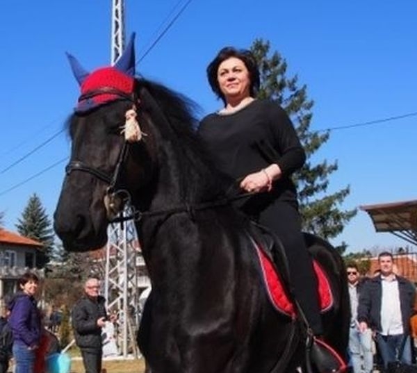 Нинова направи сефтето с Майки! Забавляваха се насред селския мегдан, а след това си тръгнаха заедно (СНИМКИ)