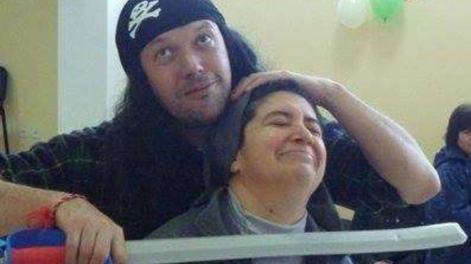 Скандални СНИМКИ показват как изглеждат проповедите на отчето от Белене, което посрещна сирийците с хляб и сол!