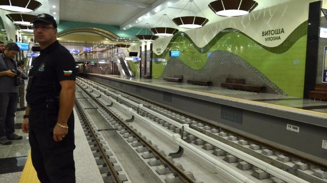 Ексклузивно и само в БЛИЦ! СНИМКА от столичното метро паникьоса всички! 