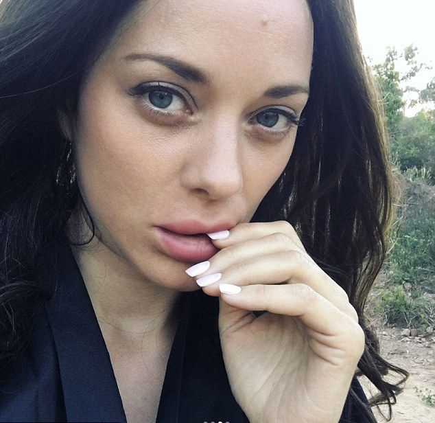 Актрисата Марион Котияр изненада феновете с нова си визия (СНИМКИ 18+) 