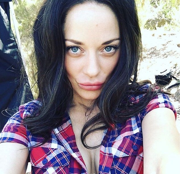 Актрисата Марион Котияр изненада феновете с нова си визия (СНИМКИ 18+) 