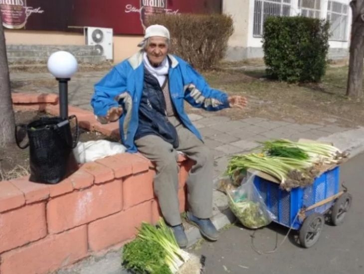 Ето го бургаския джентълмен бай Илия, който обича всички жени! 