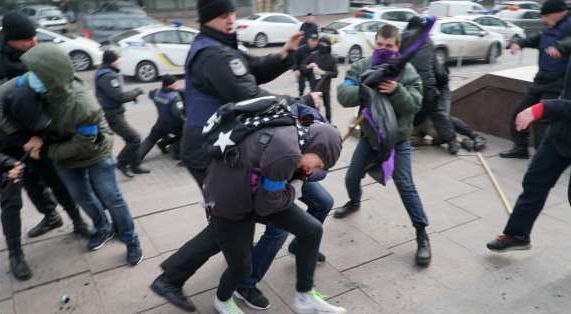 Дивият Киев: Нападнаха участничките в „Марша на феминистките” с кефир и зельонка (СНИМКИ/ВИДЕО)
