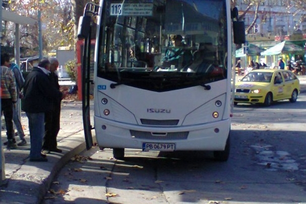 Тъпчат пътници през една врата в рейса, нямало кондуктор