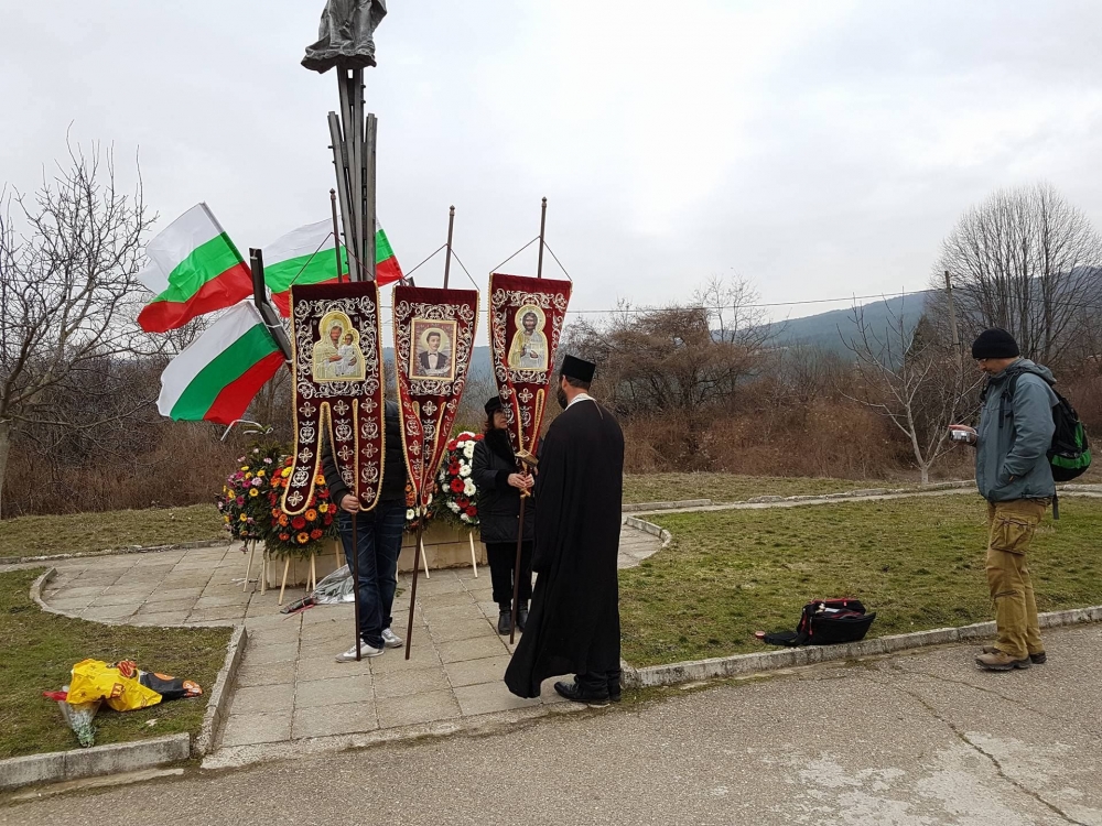 "Приятели на Русия и православния свят" почете с панахида жертвите на кървавия атентат на гара Буново (СНИМКИ)