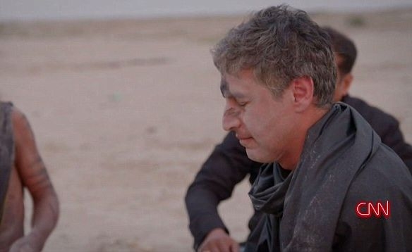 Репортер на Си Ен Ен скандализира ефира! Яде човешки мозък пред очите на всички (СНИМКИ/ВИДЕО 18+)