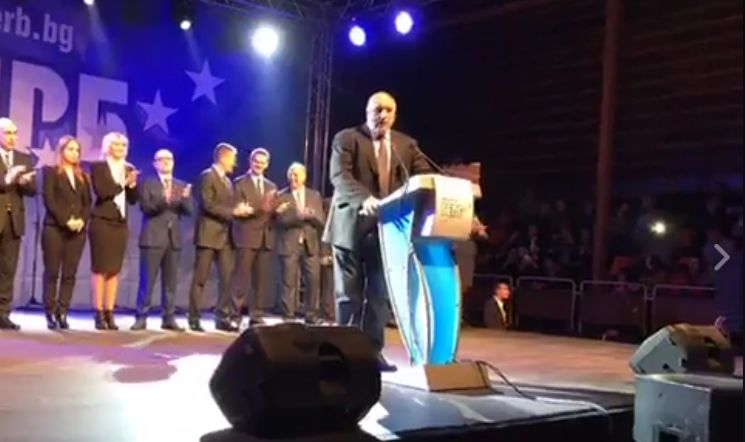 Инцидент прекъсна речта на Борисов в Шумен, лекари влетяха в залата!