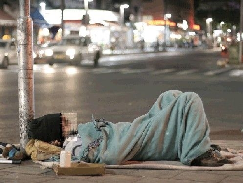 Издирват изверга, запалил спящ бездомник
