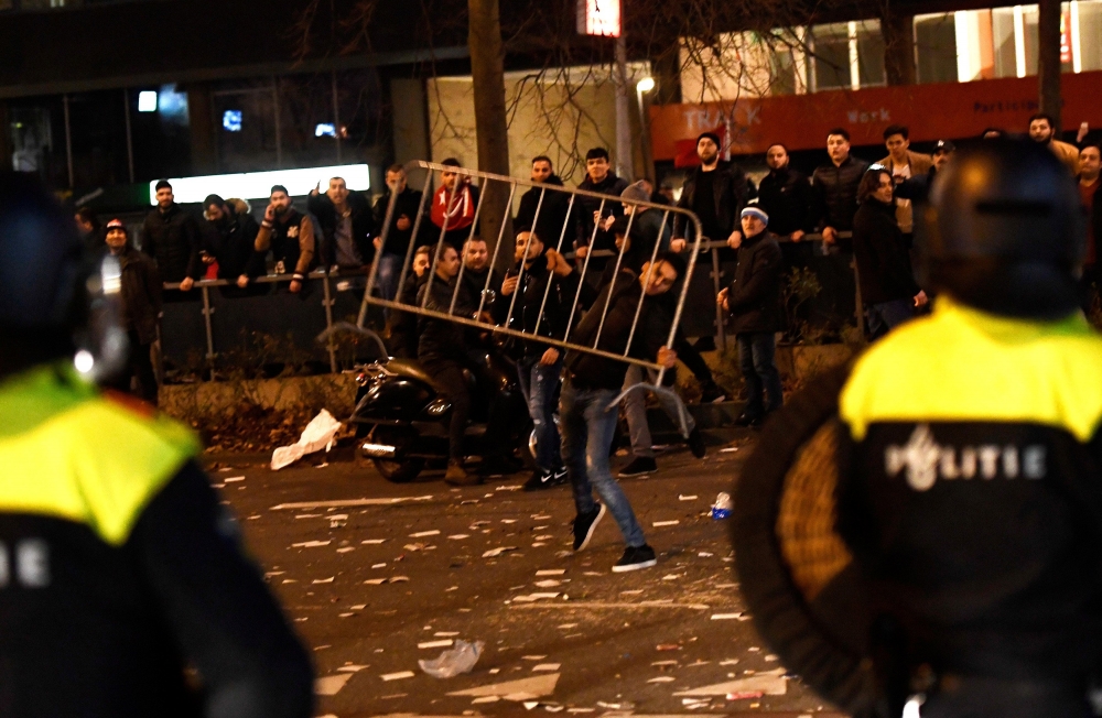 В Ротердам е страшно, мюсюлманският кмет обяви извънредно положение! (ВИДЕО/СНИМКИ) 