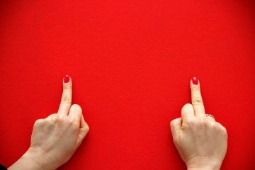 Бесен скандал разтресе училище! Абитуриентка показа среден пръст на бившия си и стигна до просветния министър