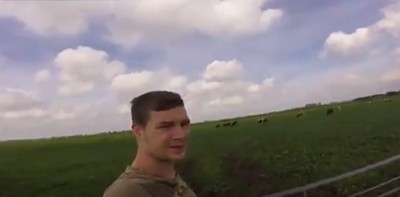 Уникално! Холандец вика кравите си като се оригва (ВИДЕО)