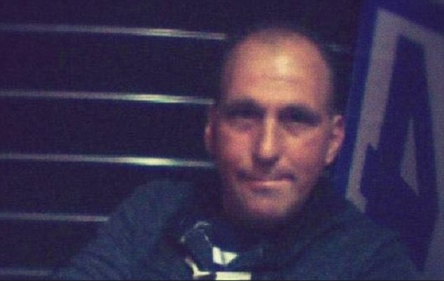Вижте как гаменът залива бездомника с бензин и го изгаря жив (ВИДЕО 18+)