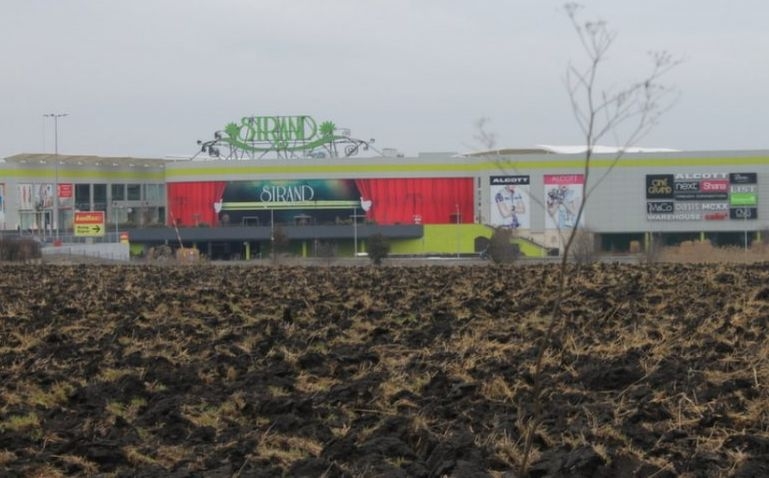 Крадци започнаха да опоскват запустелия мол „Странд” в Бургас