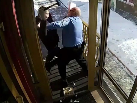 Обирджия удари ювелирен магазин, за малко да убие охранителя с чук (ВИДЕО)