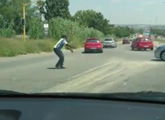 Хит в мрежата: Този регулировчик изуми всички с действията си! (ВИДЕО)