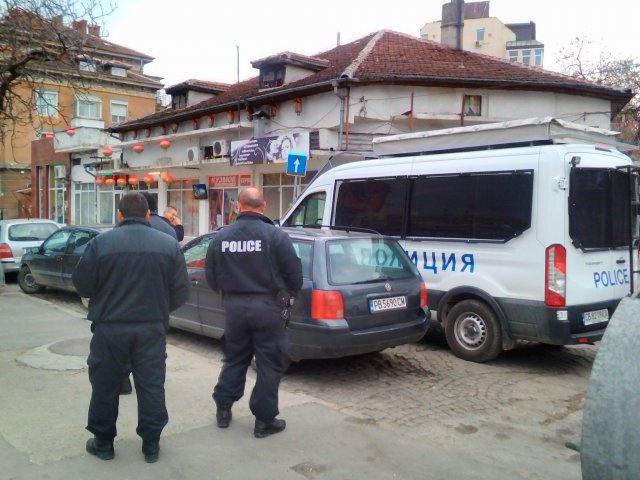 Полицаи с кучета налазиха Алеята на любовта, сецнаха бизнеса на жриците (СНИМКИ)
