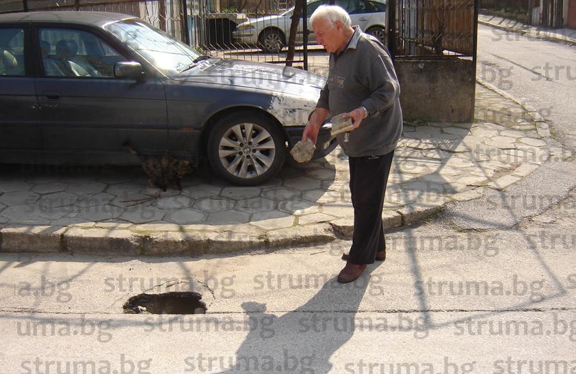 Бивш шеф на пътното запретна ръкави и сам запълни дупка в Петрич 
