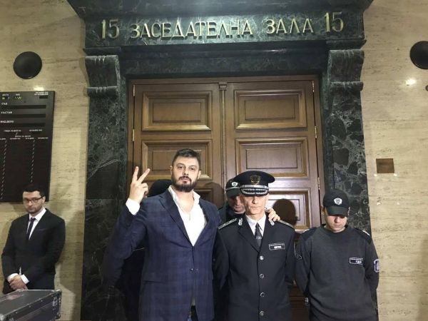 Бареков първо пред БЛИЦ за бесния екшън на сбирката на Лозан Панов: Съдът си свали днес гащите! (СНИМКИ)