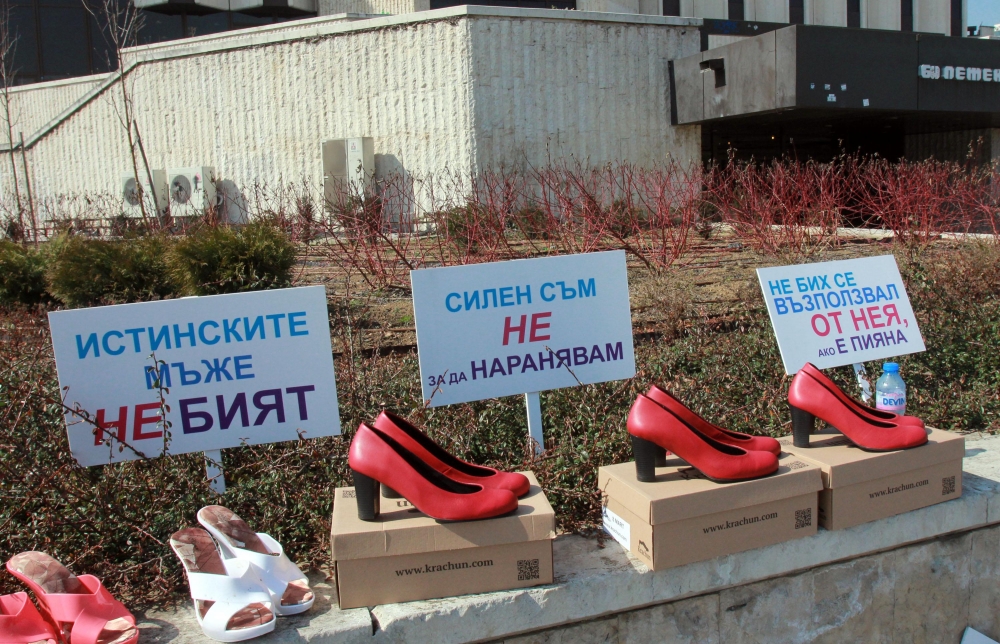 Мъже на токчета се разходиха край НДК (СНИМКИ)