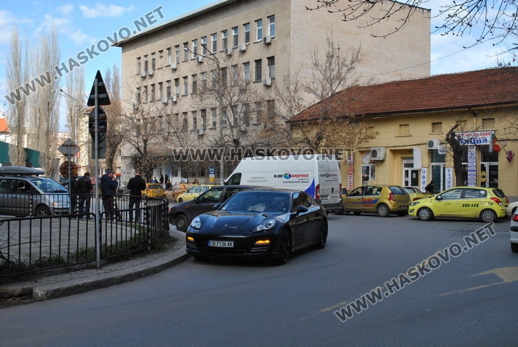 „Шаран” се заби в Поршето на сина на бившия кмет на Хасково (СНИМКИ)