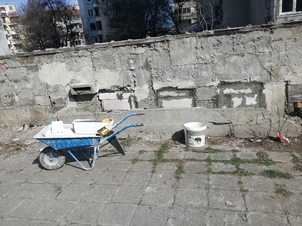 Нов садист скандализира Бургас! Зазижда живи котки, обрича ги на бавна и мъчителна смърт!