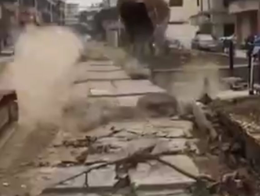 Бетонна стена се стовари върху моторист (ЗРЕЛИЩНО ВИДЕО)