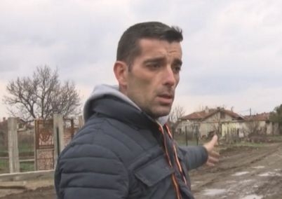 Испанец запълва дупките в българско село с керемиди и тухли