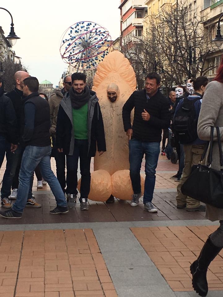 Само в БЛИЦ! Огромен член се разходи по софийските улици (СНИМКИ 18+)