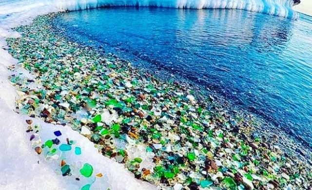 Този прекрасен плаж в Русия е направен от бутилки водка? (СНИМКИ)