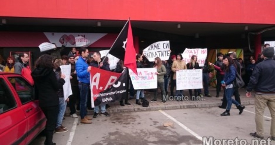 Протестите срещу "Пикадили" се разрастват, служители настояват още днес да получат заплатите си! (СНИМКИ)