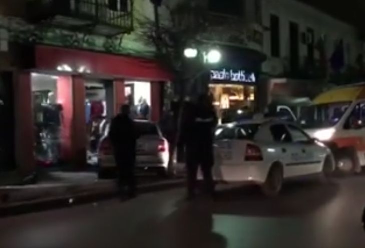 Кола влетя с бясна скорост в магазин за дрехи във Велико Търново (ВИДЕО)