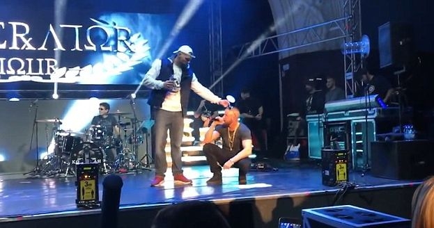 Жесток концерт! Гангстер рапър преби фен на сцената (ВИДЕО 18+)
