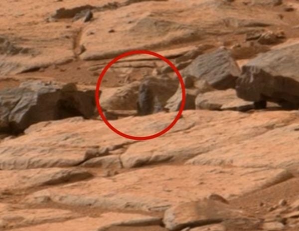 Марсоходът Curiosity се натъкна на тайнствена склуптура на хуманоид (ВИДЕО)