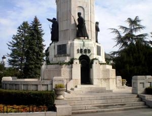 Безобразие! Нагли апаши потрошиха и окрадоха паметник в центъра на Велико Търново