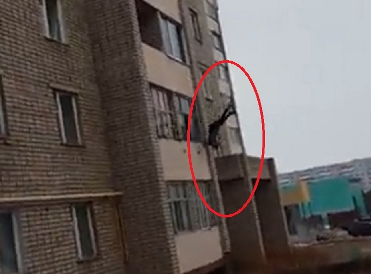 Жена пищи и моли за помощ преди да падне от балкон, кибици снимат с телефоните и се хилят (ВИДЕО 18+)