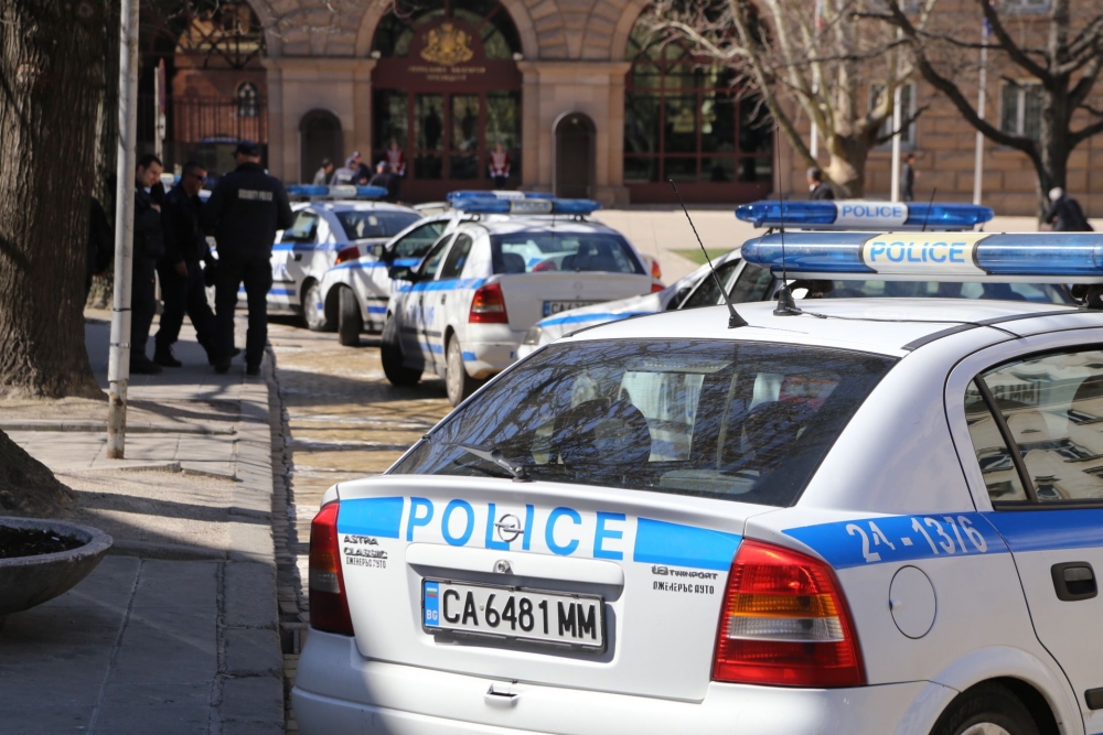 Извънредно! Масов бой в центъра на София, земеделци щурмуват министерство (СНИМКИ)