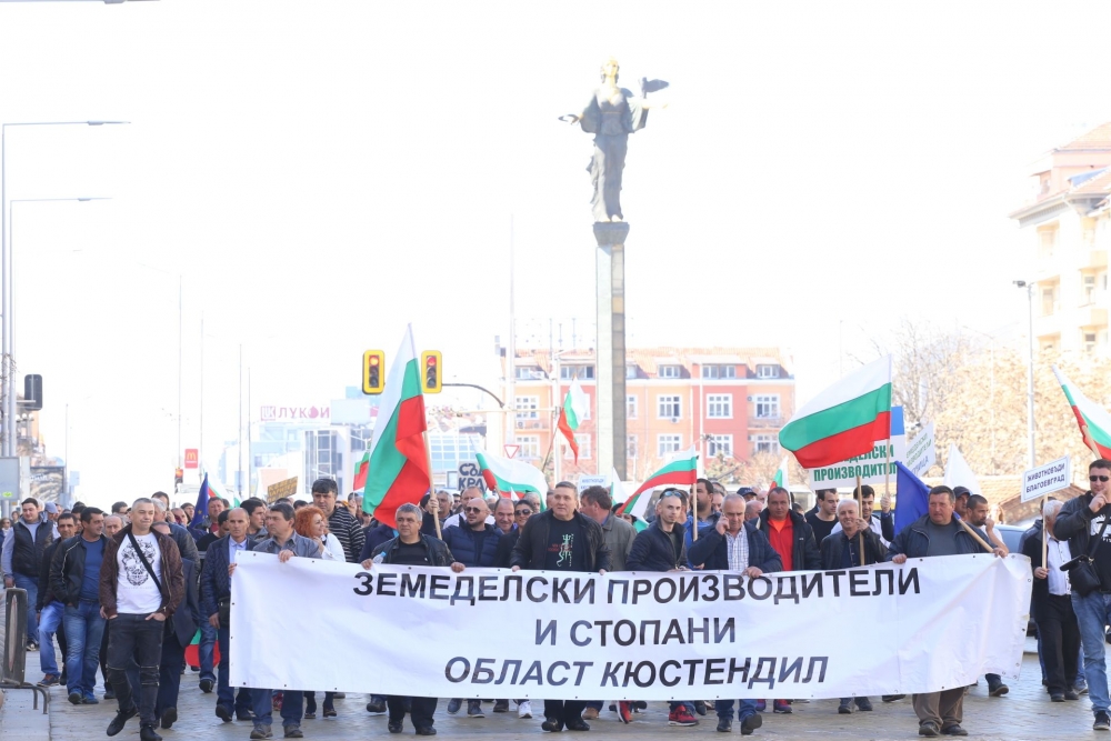 Извънредно! Масов бой в центъра на София, земеделци щурмуват министерство (СНИМКИ)